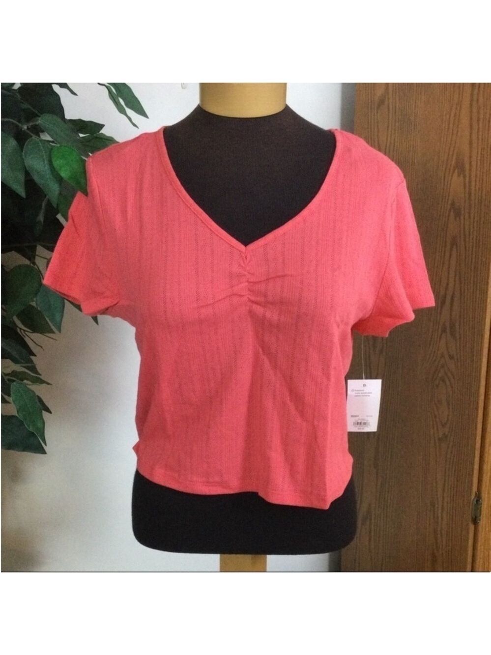 SO short sleeve cropped tee Woman’s Juniors XXL Hawaiian coral v neck